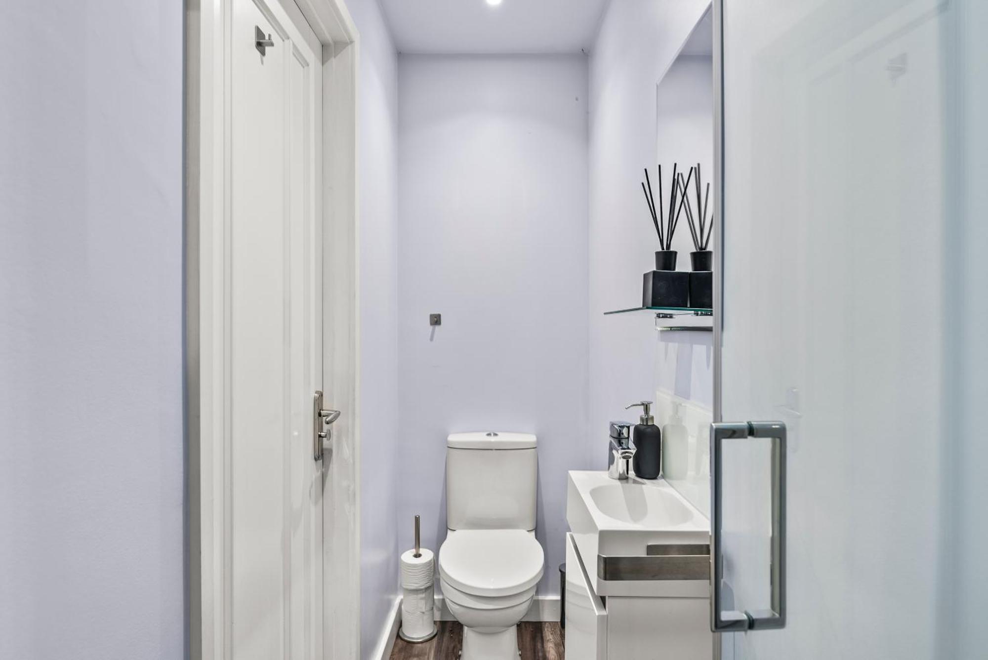 Elegant Retreat In Cheltenham - Garden & Parking Included Eksteriør billede