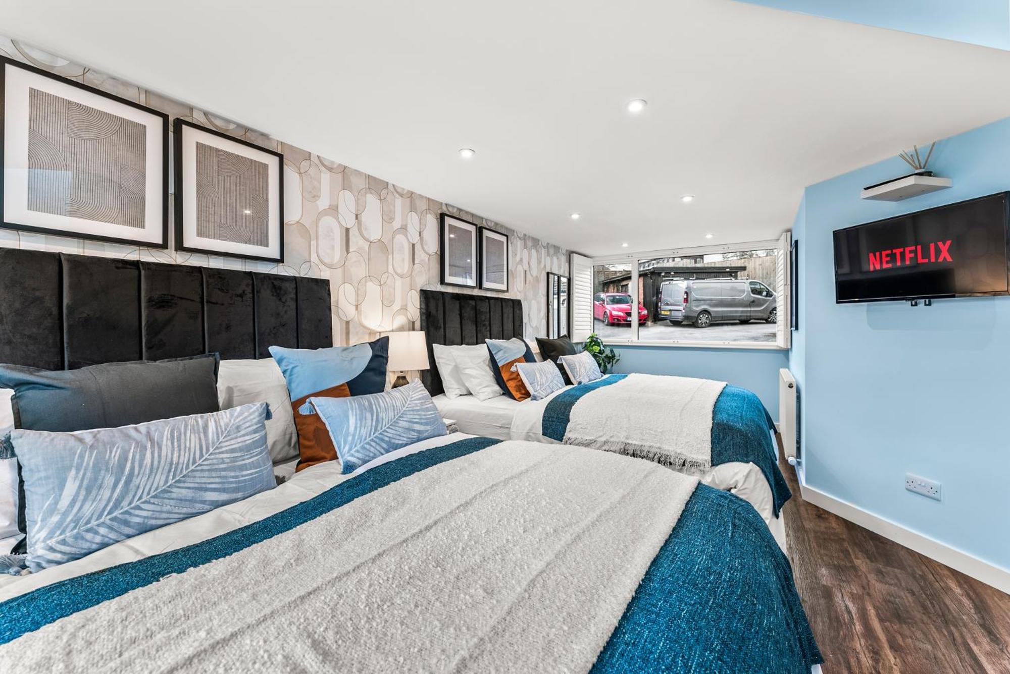 Elegant Retreat In Cheltenham - Garden & Parking Included Eksteriør billede