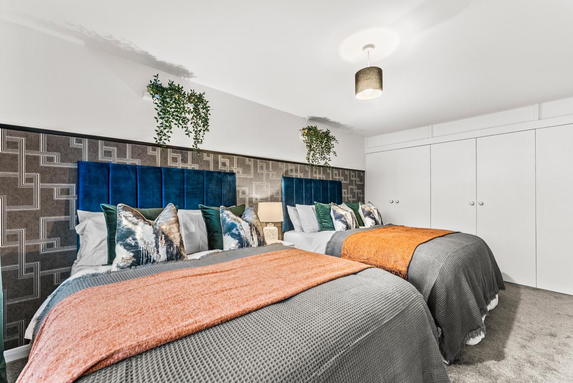 Elegant Retreat In Cheltenham - Garden & Parking Included Eksteriør billede