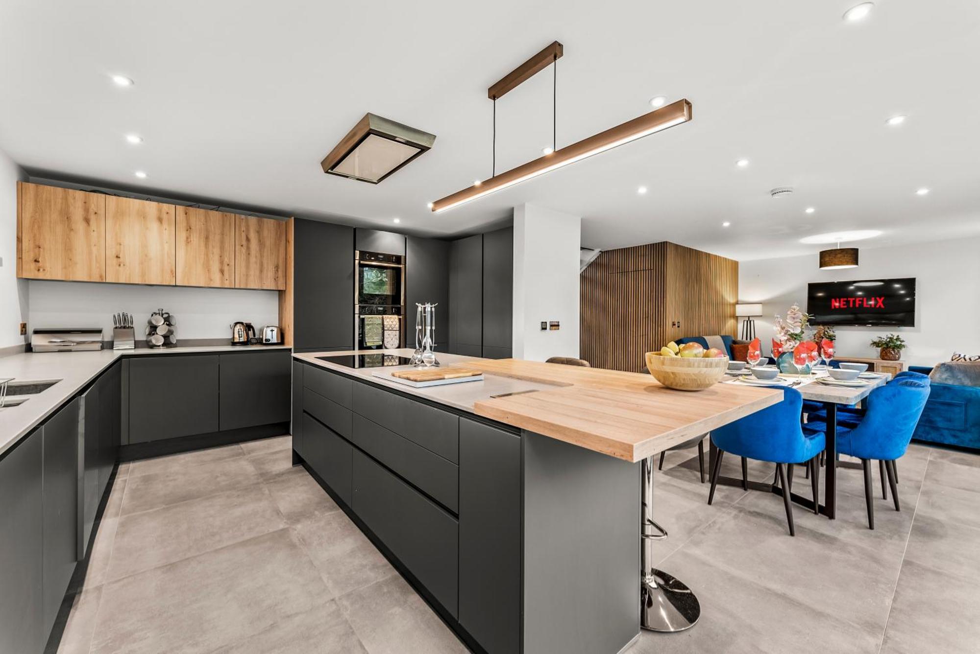 Elegant Retreat In Cheltenham - Garden & Parking Included Eksteriør billede