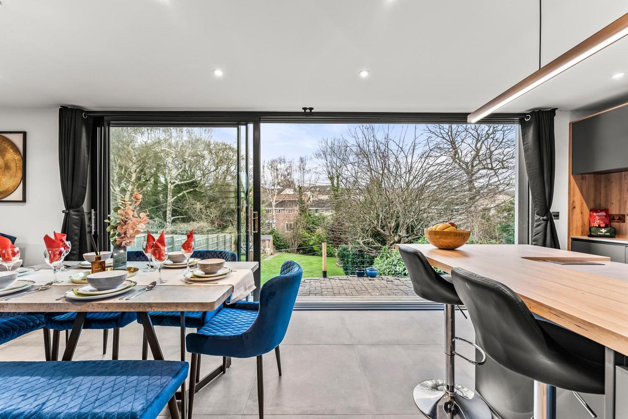 Elegant Retreat In Cheltenham - Garden & Parking Included Eksteriør billede
