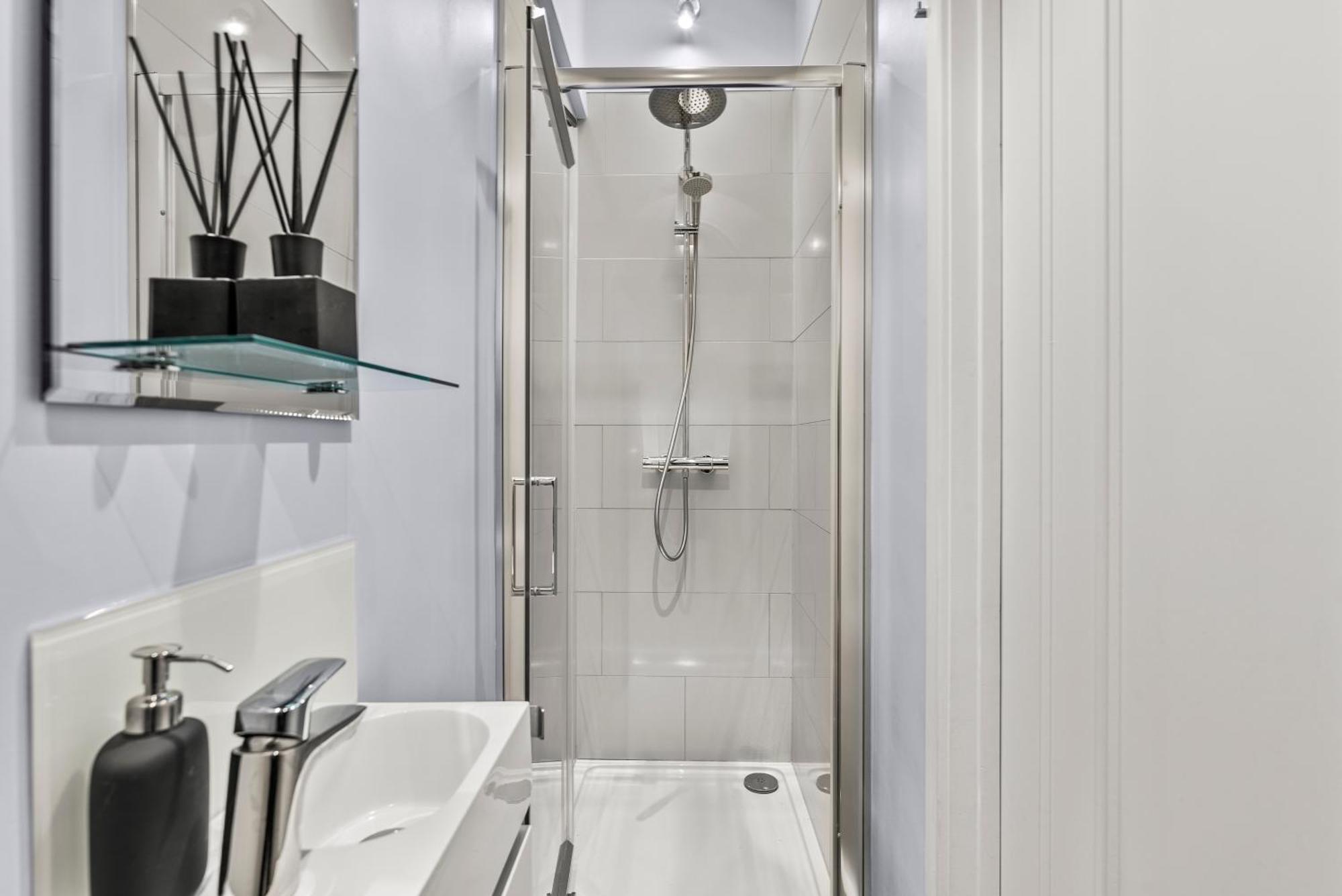 Elegant Retreat In Cheltenham - Garden & Parking Included Eksteriør billede