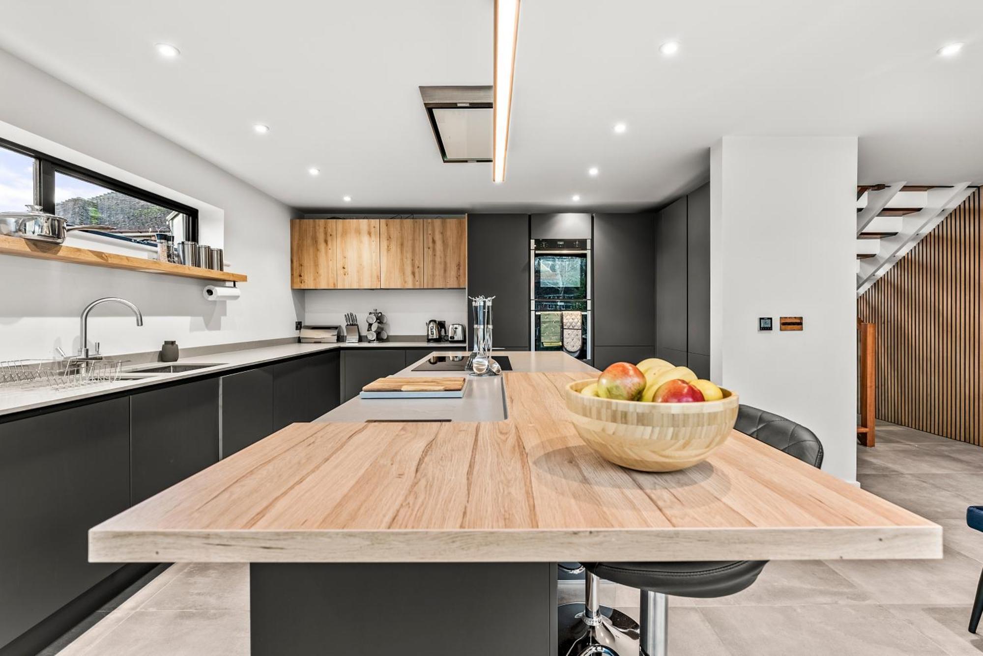 Elegant Retreat In Cheltenham - Garden & Parking Included Eksteriør billede