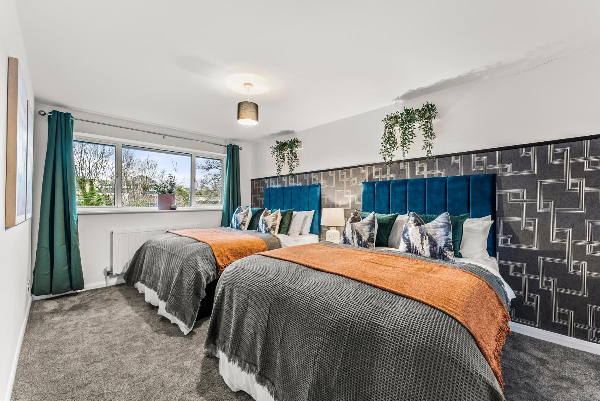 Elegant Retreat In Cheltenham - Garden & Parking Included Eksteriør billede