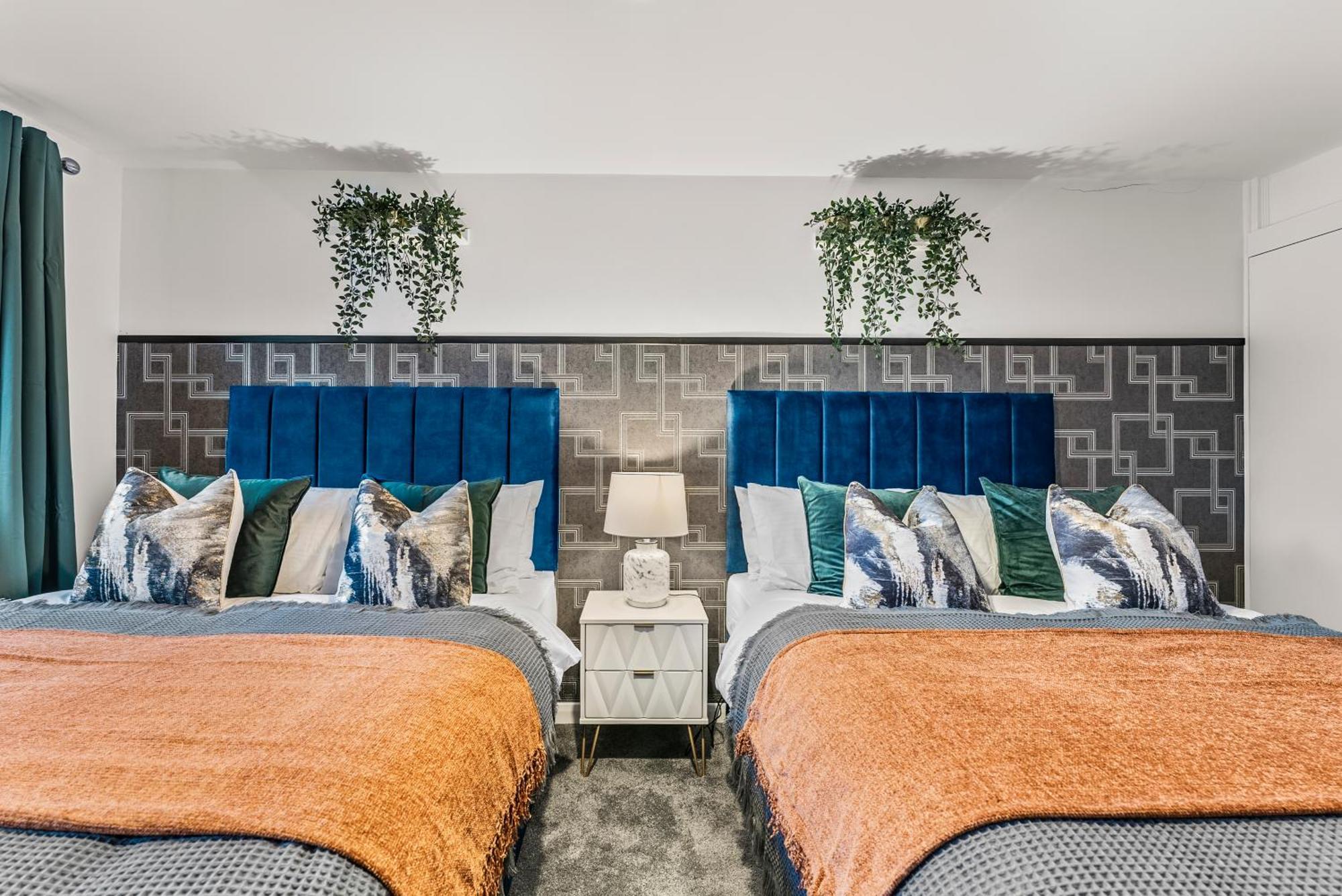 Elegant Retreat In Cheltenham - Garden & Parking Included Eksteriør billede