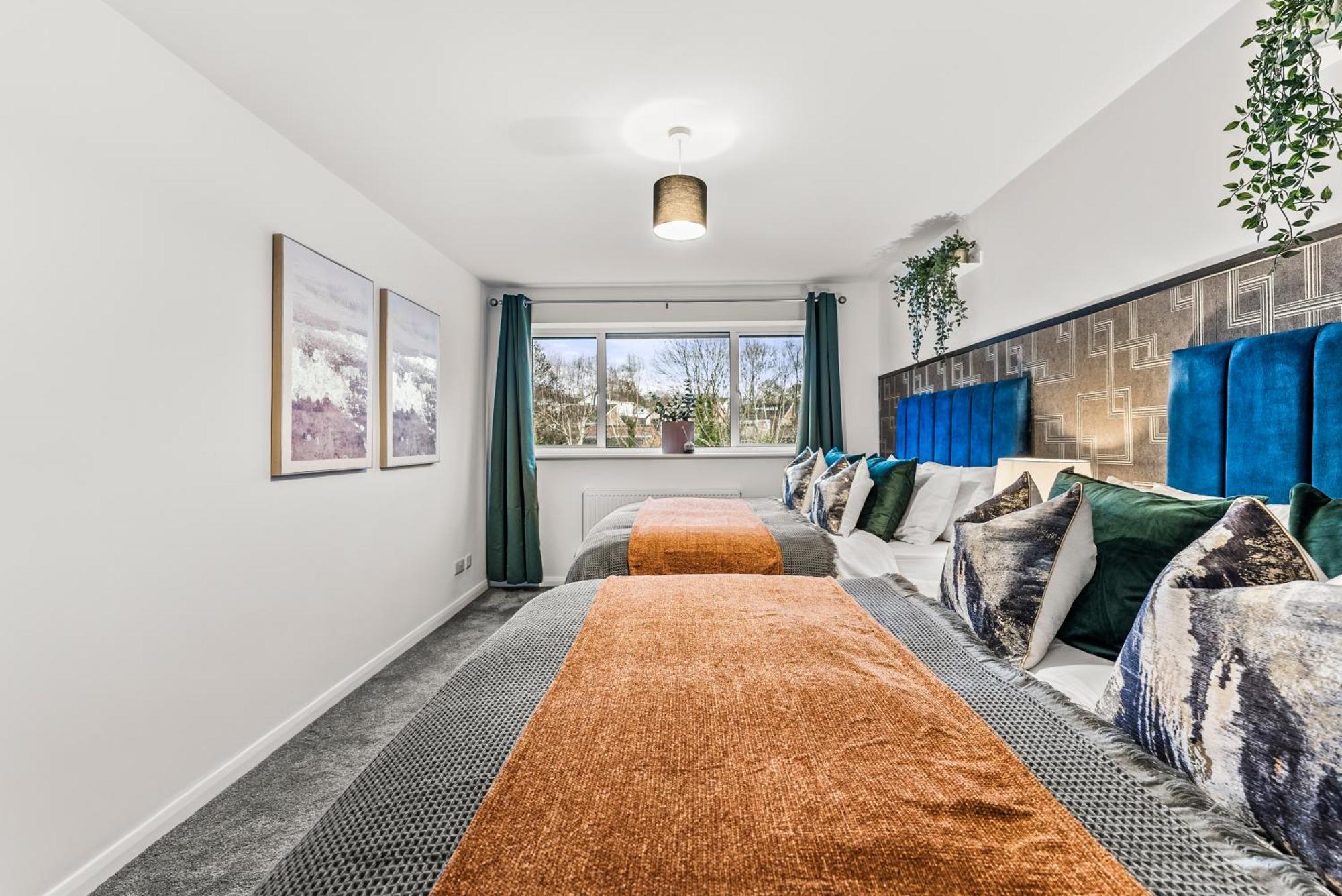 Elegant Retreat In Cheltenham - Garden & Parking Included Eksteriør billede